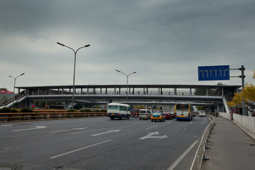 行人過(guò)街天橋