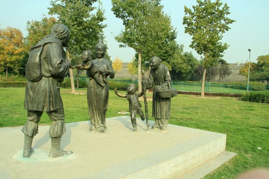 曉月湖公園   人物銅雕   乞討