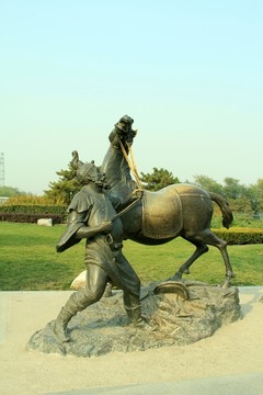 曉月湖公園   銅雕人物牽馬