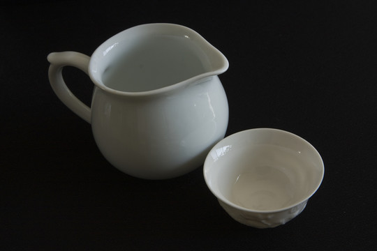 瓷茶壺和茶杯