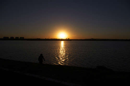 夕陽下的丁香湖