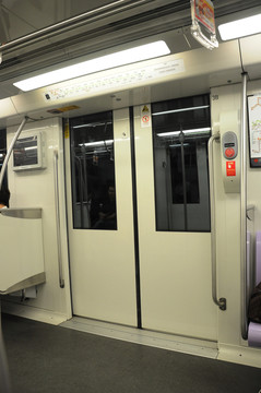 地鐵車門內(nèi)景