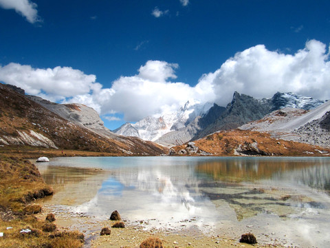 中國四川牛奶海雪山湖泊高原風(fēng)光圖片素材