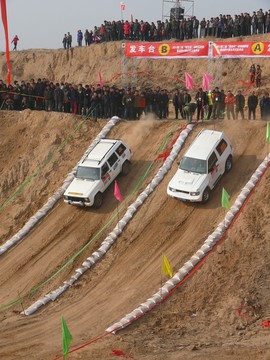 越野一族賽車發(fā)車臺(tái)沖坡