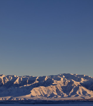 雪山晨光