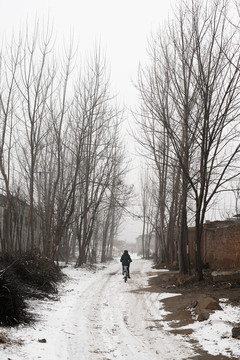 下雪天路人