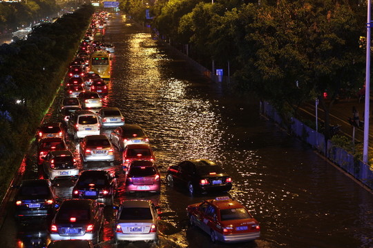 天降暴雨水淹馬路