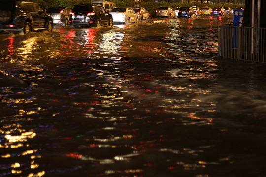 天降暴雨水淹馬路