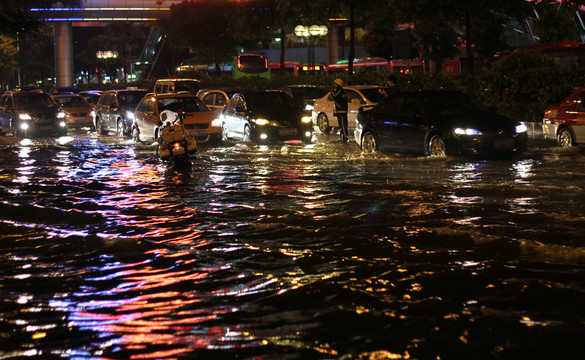 天降暴雨水淹馬路
