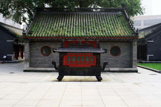 香爐和大殿