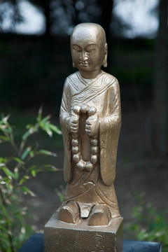 沙彌像
