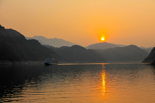 平湖曉渡