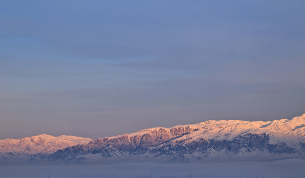 雪山晨光