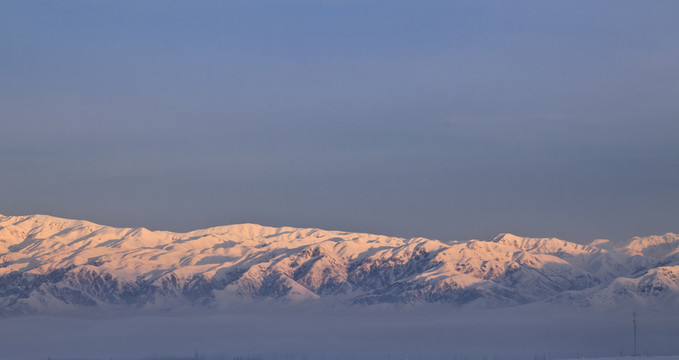 雪山晨光