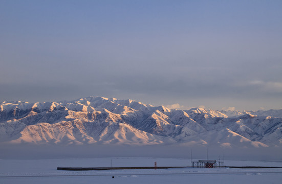 雪山晨光