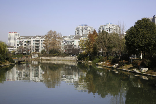 河邊樓影