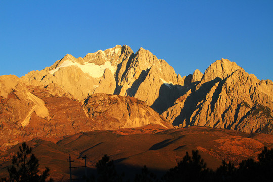霞染玉龍雪山