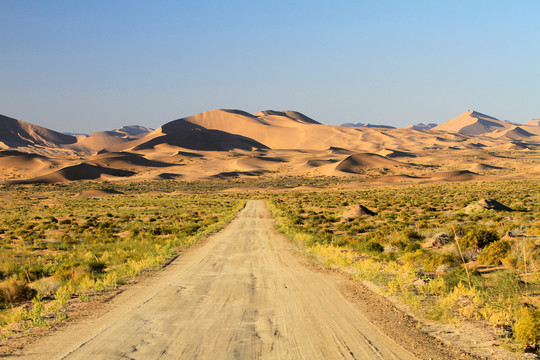 巴丹吉林 沙漠公路