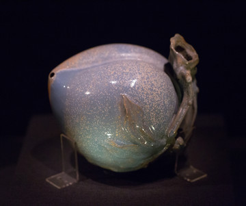 明宜興窯天藍(lán)釉桃式水注