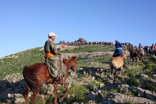 蒙古牧民騎馬 祭敖包