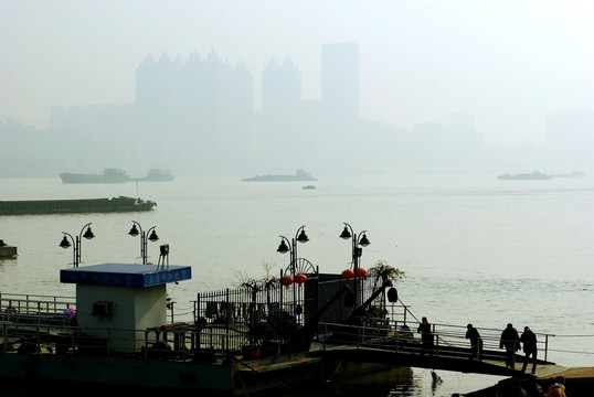 武漢市漢口江灘霧霾天氣