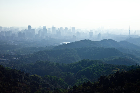 霧靄城市 群山