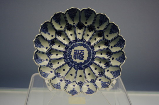 景德鎮(zhèn)窯青花蓮瓣形梵文盤