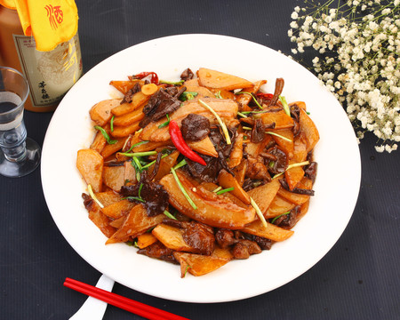 五花肉土豆燒黃蘑