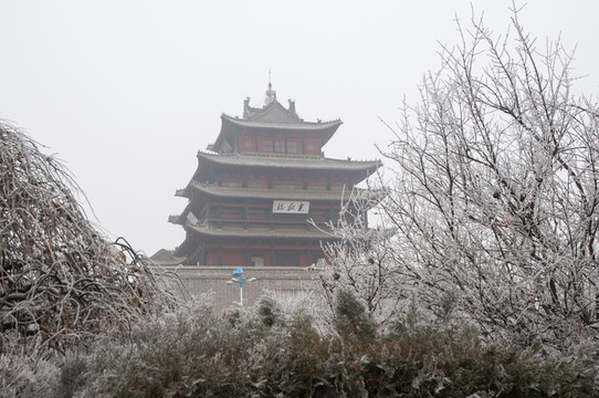 霧鎖光岳樓