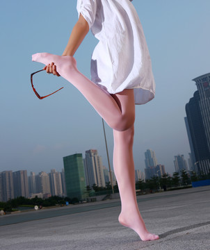 跳躍的女人