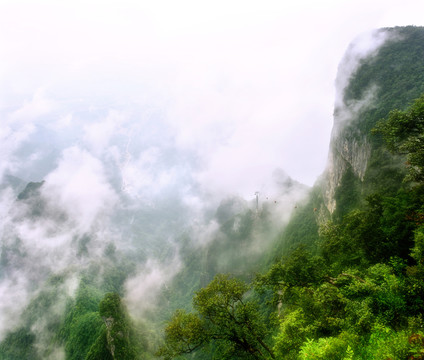 張家界天門山頂一覽眾山小