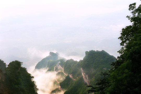 張家界天門山上俯看山下