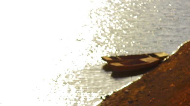 湖邊小船