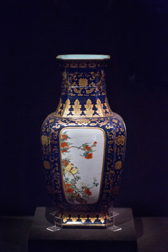 霽藍(lán)釉描金地開光粉彩花鳥紋方瓶