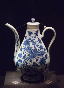 景德鎮(zhèn)窯青花鳳穿牡丹紋執(zhí)壺