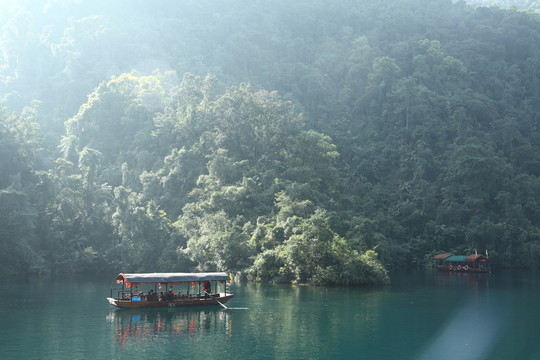 鼎湖山谷泛舟
