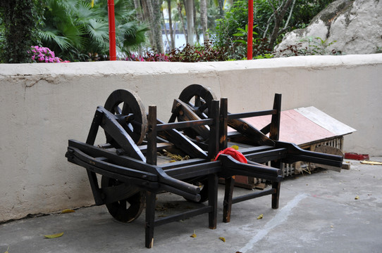 中國(guó)民俗文化村 窯洞 獨(dú)輪車
