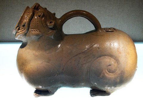 青釉虎子