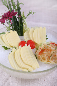 冰鎮(zhèn)素鮑魚拼木瓜沙律