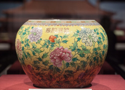 黃地粉彩纏枝牡丹紋大缽缸