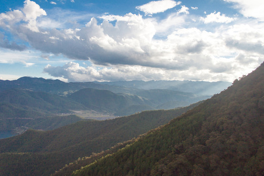 瀘沽湖的遠山