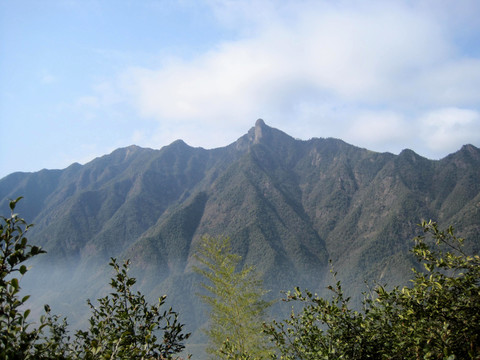 藍(lán)天青山迷霧