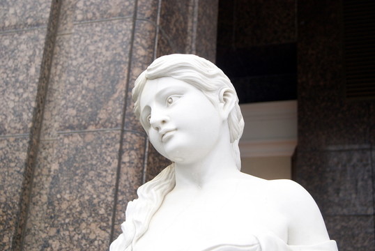 西方女性頭部雕像