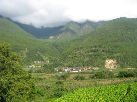 白云青山和小鎮(zhèn)