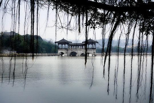 湖 亭
