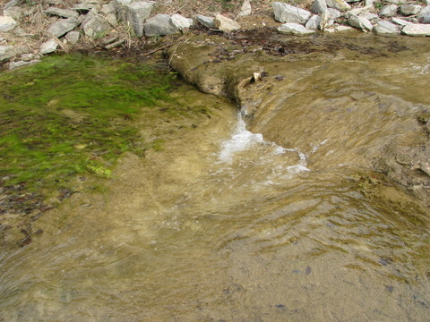 溪水潺潺