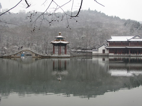 冬雪深秀湖