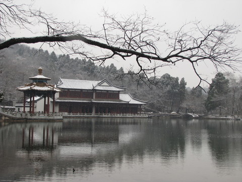 冬雪深秀湖