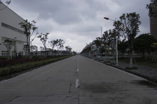 烏云下的路面