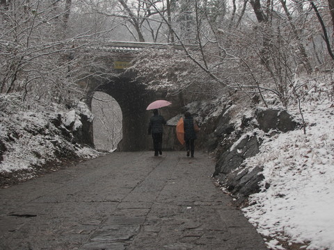 峰回路轉(zhuǎn) 瑯琊古道殘雪